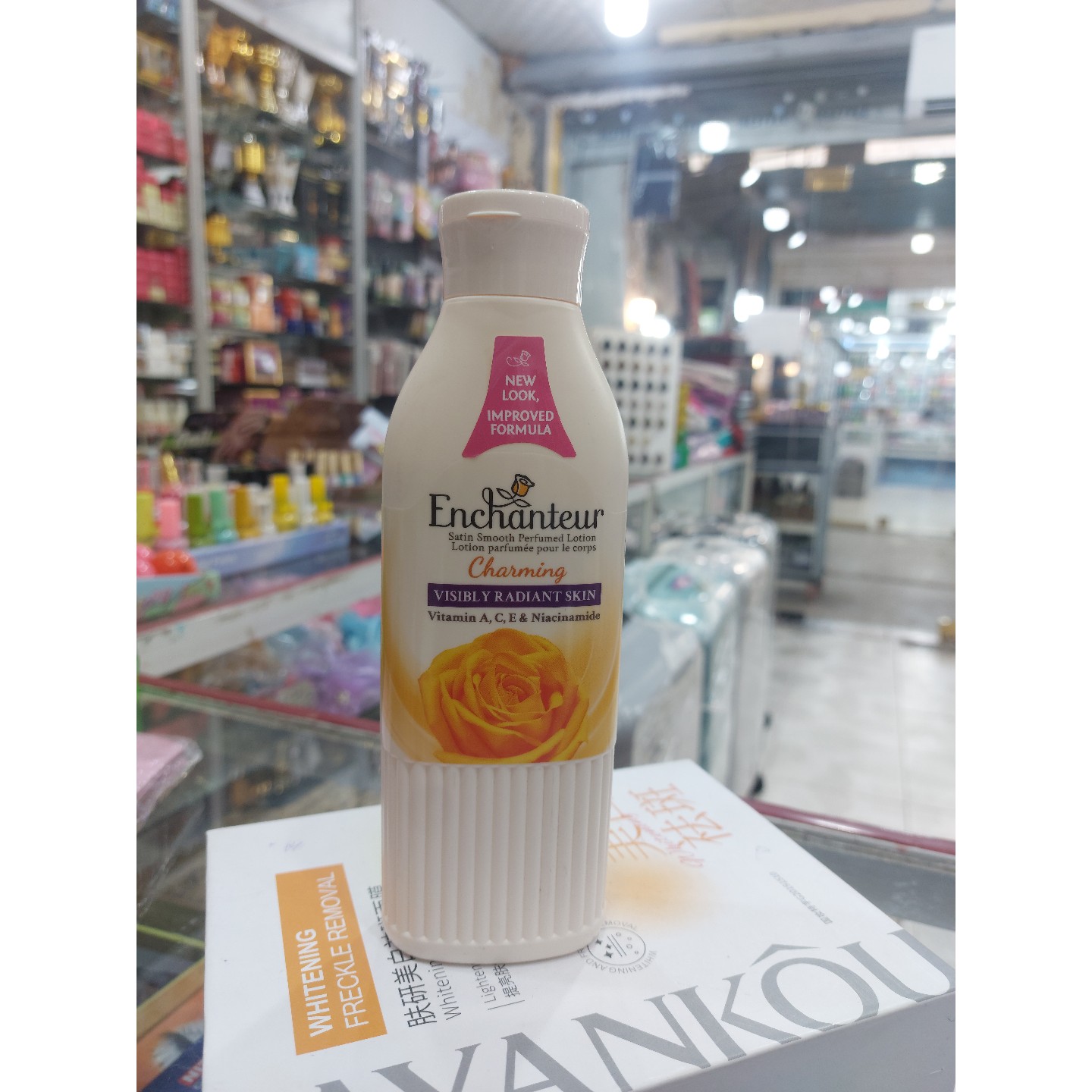 لوسیون روشن کننده بدن انشانتر Enchanteur Charming Radiance