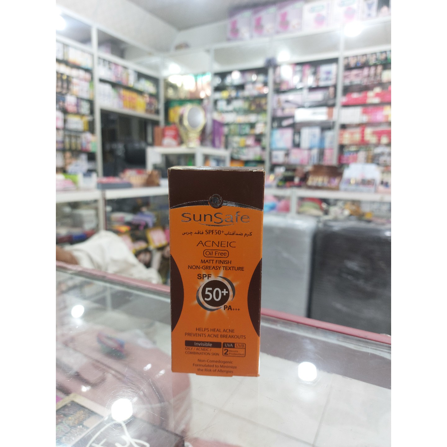 کرم ضد آفتاب فاقد چربی سان سیف مناسب پوست چرب و آکنه ای(بی رنگ)