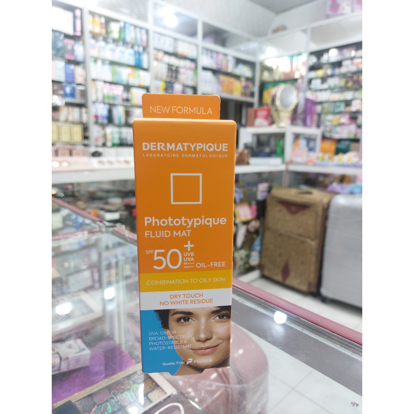 ضد آفتاب فلوئید درماتیپیک بی رنگ پوست چرب مدل Fluid Mat با SPF+50 حجم 50 میل