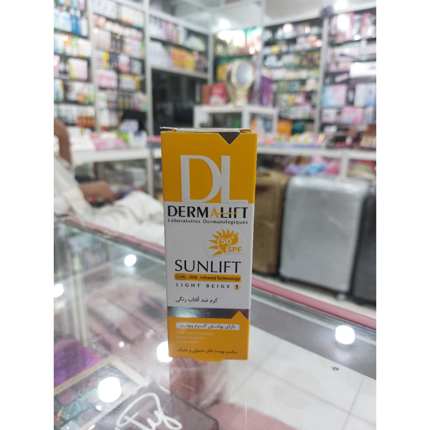 کرم ضد آفتاب رنگی درمالیفت مدل Sunlift SPF50